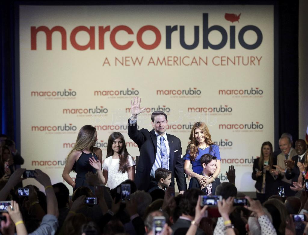 「ジェネレーションＸ」（Ｘ世代）の代表的政治家であるマルコ・ルビオ上院議員（中央）。家族を伴って行った大統領選への出馬表明で、「この戦いは『世代の選択』になる」と公言した＝２０１５年４月１３日、米フロリダ州マイアミ（ＡＰ）