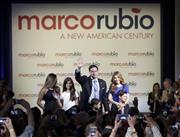 「ジェネレーションＸ」（Ｘ世代）の代表的政治家であるマルコ・ルビオ上院議員（中央）。家族を伴って行った大統領選への出馬表明で、「この戦いは『世代の選択』になる」と公言した＝２０１５年４月１３日、米フロリダ州マイアミ（ＡＰ）