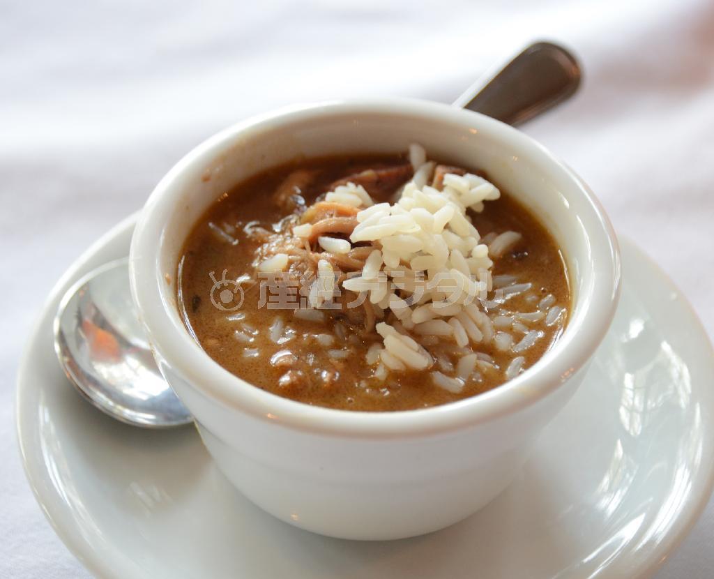 魚介類のベースに独特のスパイスが香るガンボスープ。オクラも欠かせない＝２０１５年３月１９日、米ルイジアナ州ヘンダーソン（川口良介撮影）