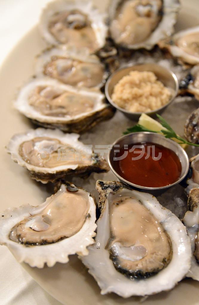 メキシコ湾でとれたオイスター。ケチャップとホースラディッシュで食べるのが定番＝２０１５年３月１９日、米ルイジアナ州ヘンダーソン（川口良介撮影）