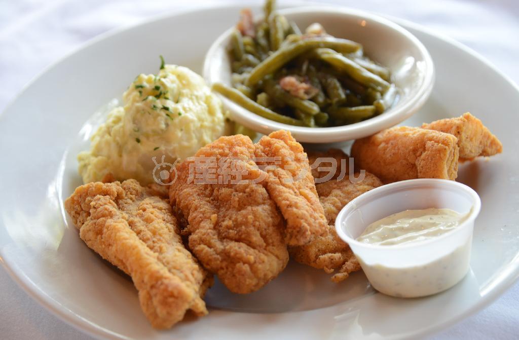 キャットフィッシュ（なまず）のフライ＝２０１５年３月１９日、米ルイジアナ州ヘンダーソン（川口良介撮影）