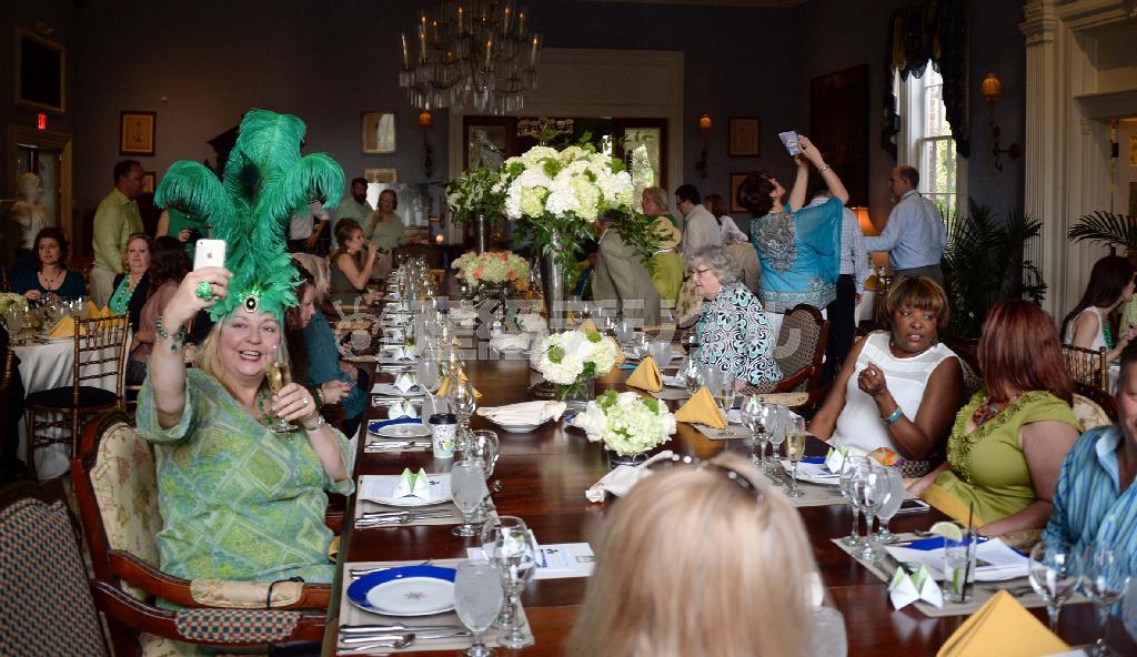 アイルランド系住民の祝日「セントパトリックス・デー」にあわせ、緑色の衣服に身を包んだ客がレストランで食事を楽しんでいた＝２０１５年３月１７日、米ルイジアナ州ダロウ（川口良介撮影）