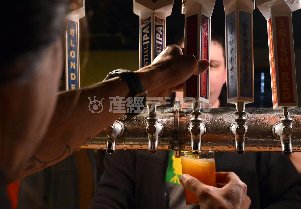 地ビール醸造所「ダイヤモンド・ベアー・ビール」では、できたての地ビールを味わえる見学ツアーが大人気だ＝２０１５年３月２２日、米アーカンソー州リトルロック（川口良介撮影）