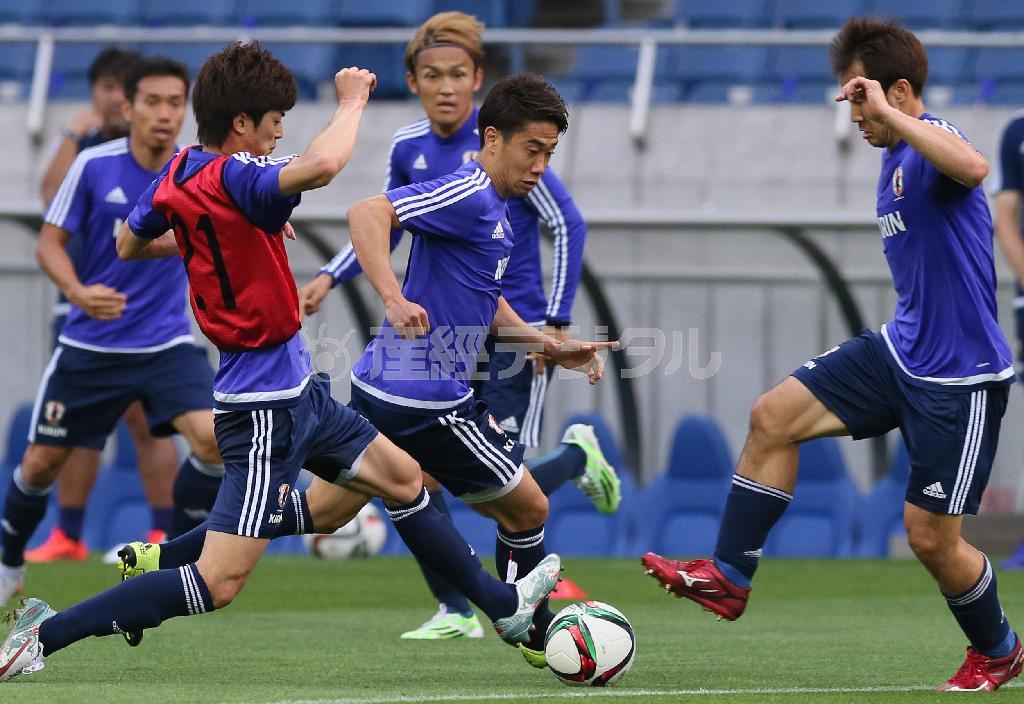 公式練習に臨む、日本代表の（左から）長友佑都（ゆうと）、谷口彰悟、宇佐美貴史、香川真司、岡崎慎司＝２０１５年６月１５日、埼玉県さいたま市緑区・埼玉スタジアム（中井誠撮影）