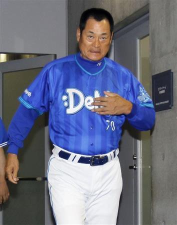 １０連敗を喫し、厳しい表情で引き揚げるＤｅＮＡの中畑清監督＝２０１５年６月１４日、北海道札幌市豊平区・札幌ドーム（共同）