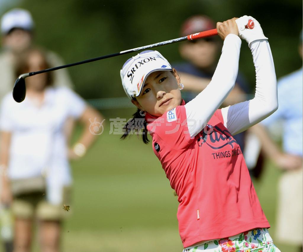 １６番でティーショットを放つ横峯さくら＝２０１５年６月１４日、米ニューヨーク州ハリソンのウェストチェスターＣＣ（共同）