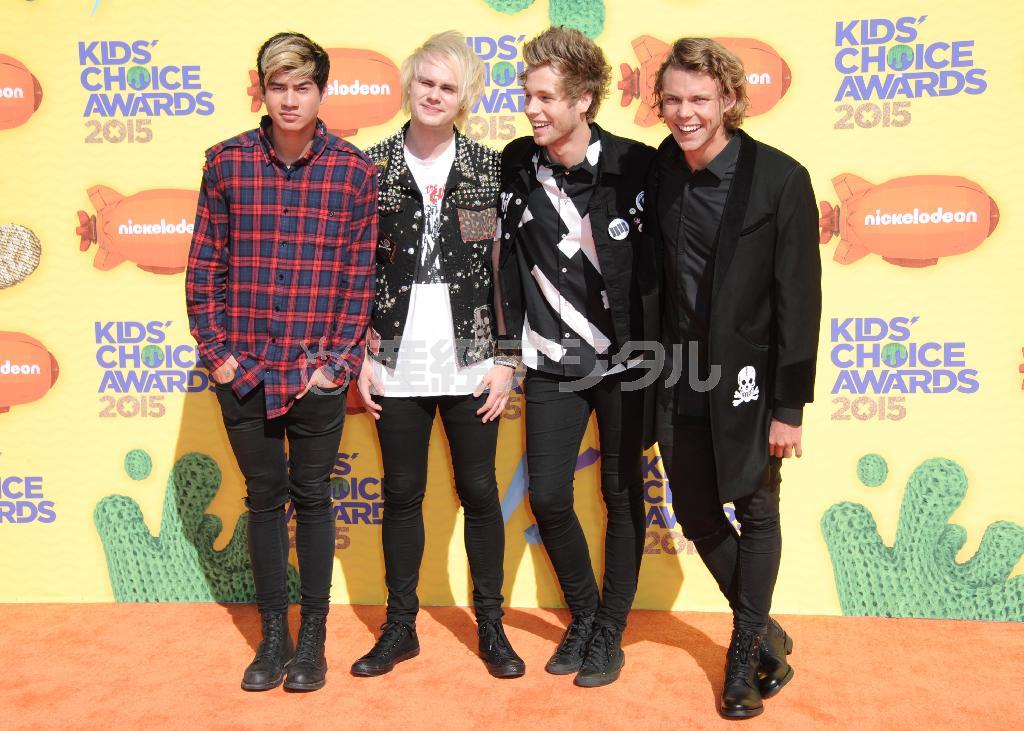 豪ポップロックバンド「ファイヴ・セカンズ・オブ・サマー（５ＳＯＳ）」＝２０１５年３月２８日、米カリフォルニア州イングルウッド（ＡＰ）