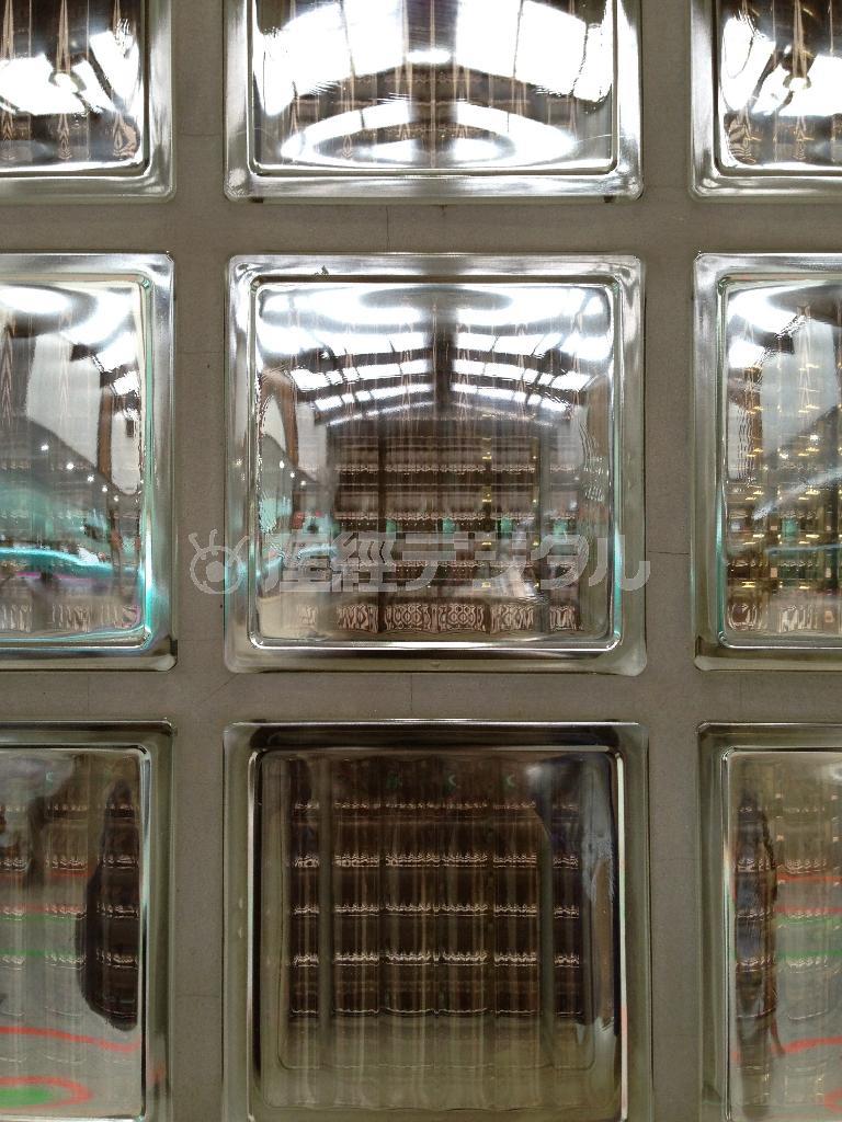 光線をゆがめるガラスもまた神秘を孕むのかどうか。記憶はゆがめられるような気がするのはなぜでしょう（長塚圭史さん撮影）