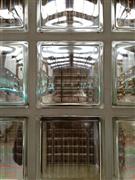 光線をゆがめるガラスもまた神秘を孕むのかどうか。記憶はゆがめられるような気がするのはなぜでしょう（長塚圭史さん撮影）