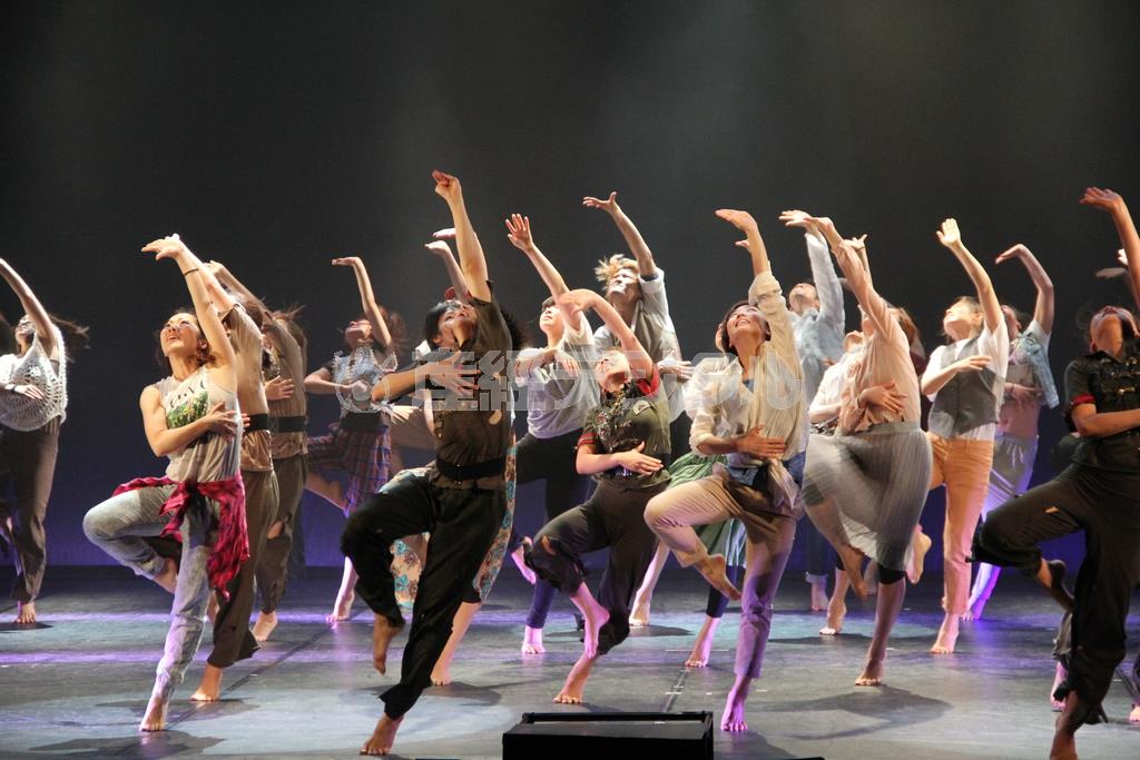 生きること、そして生かされることなど普遍のテーマを一人の女性の一生を通してダンスで表現した作品「ＧＩＦＴ」。Ｍｅｍｏｒａｂｌｅ＿Ｍｏｍｅｎｔのメンバー１０人に、ＫＡＯＲＩａｌｉｖｅ（カオリアライヴ）さんの教え子のダンサーらが加わり、総勢６４人が出演した＝２０１５年６月５日、東京都足立区・北千住の「シアター１０１０（センジュ）」（田中幸美撮影）