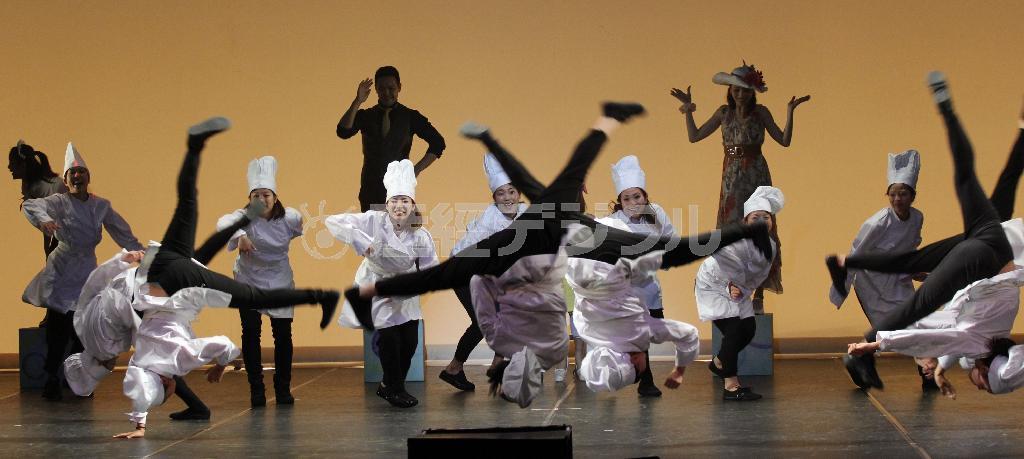 Ｍｅｍｏｒａｂｌｅ＿Ｍｏｍｅｎｔのダンス公演は、ジャズダンスをベースにヒップホップやモダンダンスなどジャンルを超えたダンス表現が特徴で、アクロバットも披露した＝２０１５年６月５日、東京都足立区・北千住の「シアター１０１０（センジュ）」（田中幸美撮影）