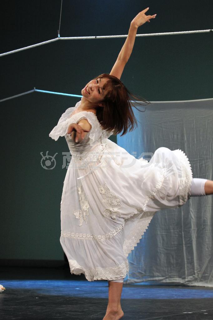 Ｍｅｍｏｒａｂｌｅ＿Ｍｏｍｅｎｔを主宰するＫＡＯＲＩａｌｉｖｅ（カオリアライヴ）さん。ジャズダンスをベースにジャンルにとらわれない振り付けとダンスで観客を魅了した＝２０１５年６月５日、東京都足立区・北千住の「シアター１０１０（センジュ）」（田中幸美撮影）