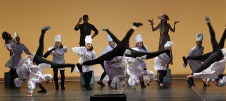 Ｍｅｍｏｒａｂｌｅ＿Ｍｏｍｅｎｔのダンス公演は、ジャズダンスをベースにヒップホップやモダンダンスなどジャンルを超えたダンス表現が特徴で、アクロバットも披露した＝２０１５年６月５日、東京都足立区・北千住の「シアター１０１０（センジュ）」（田中幸美撮影）