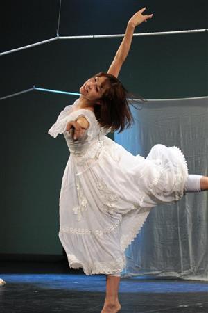 Ｍｅｍｏｒａｂｌｅ＿Ｍｏｍｅｎｔを主宰するＫＡＯＲＩａｌｉｖｅ（カオリアライヴ）さん。ジャズダンスをベースにジャンルにとらわれない振り付けとダンスで観客を魅了した＝２０１５年６月５日、東京都足立区・北千住の「シアター１０１０（センジュ）」（田中幸美撮影）