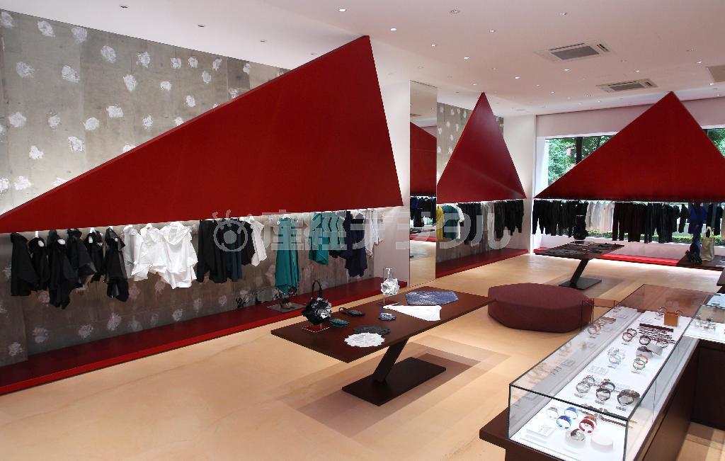 ＩＳＳＥＹ＿ＭＩＹＡＫＥ＿ＭＡＲＵＮＯＵＣＨＩは吉岡徳仁が空間デザインを手がけ、赤いトライアングルがモチーフ＝２０１５年６月５日、東京都千代田区（荻窪佳撮影）