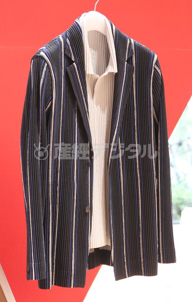 「ＨＯＭＭＥ＿ＰＬＩＳＳＥ＿ＩＳＳＥＹ＿ＭＩＹＡＫＥ」のコーディネート。ジャケットはＴＡＩＬＯＲＥＤ＿ＬＩＮＥ２（５万２０００円）で、プリーツ独自の快適な着心地に加え、乾燥性に優れメンテナンスも簡単でシワになりにくく、どこに行くにも着用できる。肩の部分などに後縫製を加え、しっかりとしたつくり。インナーのポロはＢＡＳＩＣＳ（１万４０００円）で、軽快さを携え、シーズンを問わず着られる＝２０１５年６月５日、東京都千代田区（荻窪佳撮影）