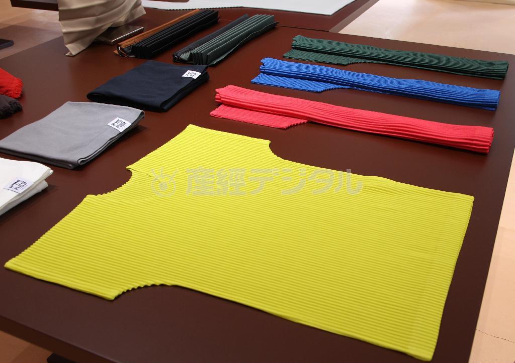 「ＨＯＭＭＥ＿ＰＬＩＳＳＥ＿ＩＳＳＥＹ＿ＭＩＹＡＫＥ」のＣＯＬＯＲ＿ＰＬＥＡＴＳ＿Ｔ－ＳＨＩＲＴ（各１万２０００円）は鮮やかな色で清涼感のあるショートスリーブで、これからの季節に軽快なスタイリングを楽しめる＝２０１５年６月５日、東京都千代田区（荻窪佳撮影）