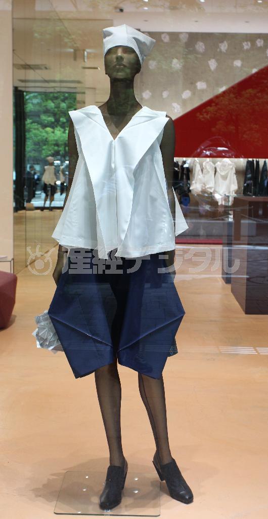 「１３２＿５．ＩＳＳＥＹ＿ＭＩＹＡＫＥ」のコーディネート。前ボタンの掛け方で着方をアレンジできるＤＩＡＧＯＮＡＬ＿ＳＯＬＩＤのシャツ（３万３０００円）と、ボリュームのあるシルエットが特徴のＤＩＡＧＯＮＡＬ＿ＦＯＩＬのパンツ（５万８０００円）＝２０１５年６月５日、東京都千代田区（荻窪佳撮影）