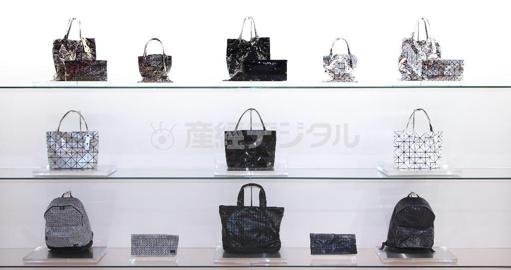 「ＢＡＯ＿ＢＡＯ＿ＩＳＳＥＹ＿ＭＩＹＡＫＥ」。上段のＰＬＡＴＩＮＵＭ－１はｔｏｔｅ（左、７万５０００円ほか）などミラー素材を使用。中段のＲＯＣＫ＿ＢＡＳＩＣＳ（４万７０００円）は横長のフォルムでファスナー付き、バッグ内側にはポケットが３つ、底マチが畳めてフラットになる機能性を兼ね備える。下段は左からＤＡＹＰＡＣＫ（４万８０００円）、ＣＬＵＴＣＨ（１万８０００円）、ＷＥＥＫＥＮＤＥＲ（５万５０００円）など＝２０１５年６月５日、東京都千代田区（荻窪佳撮影）