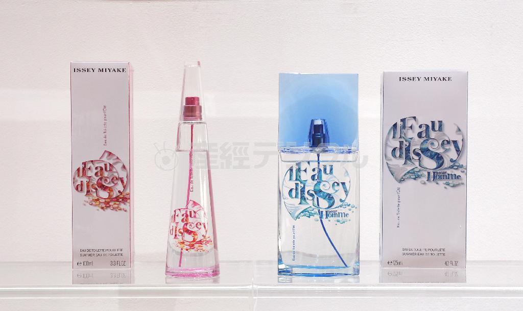 「ＩＳＳＥＹ＿ＭＩＹＡＫＥ＿ＰＡＲＦＵＭＳ」Ｌ’ＥＡＵ＿Ｄ’ＩＳＳＥＹ＿ＳＵＭＭＥＲ（左、８８００円）は爽やかなフルーティ・フローラルの香り。「Ｌ’ＥＡＵ＿Ｄ’ＩＳＳＥＹ＿ＰＯＵＲ＿ＨＯＭＭＥ＿ＳＵＭＭＥＲ（右、８３００円）は爽やかなスパイシー・ウッディフルーティの香り「Ｌ’ＥＡＵ＿Ｄ’ＩＳＳＥＹ」の詩的に満ちた夏のイメージを、ペーパーアーティスト、ユリア・ブロドスカヤがボトル、パッケージ上にグラフィックで表現＝２０１５年６月５日、東京都千代田区（荻窪佳撮影）