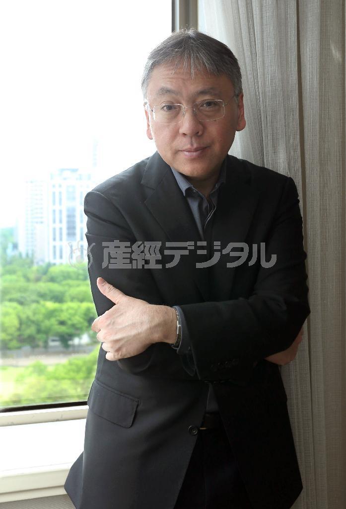 国家の記憶を描いたカズオ・イシグロさん。「忘れた方がいいのか、それとも…。一概には言えないが、ときには忘却が社会の崩壊を防ぐ手立てとなることもある」と考察する＝２０１５年６月８日、東京都千代田区（長尾みなみ撮影）