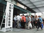 トヨタ自動車の株主総会会場に入る株主ら＝１６日午前、愛知県豊田市