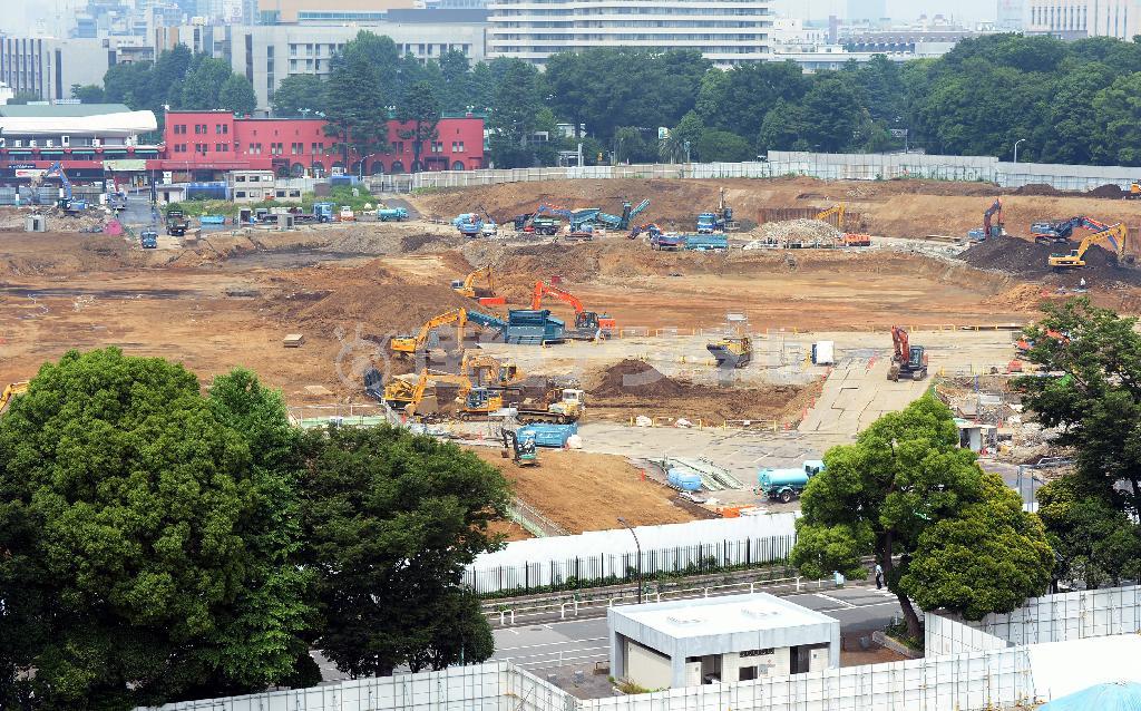 解体作業が進み、整備問題が波紋を広げている国立競技場跡地＝２０１５年６月１６日、東京都新宿区（寺河内美奈撮影）