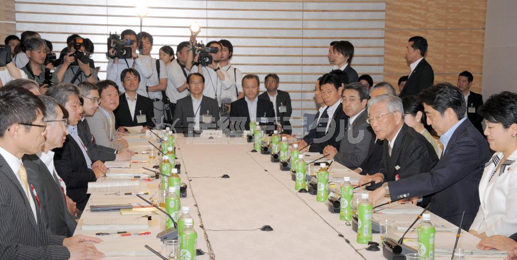 規制改革会議で、挨拶する議長の岡素之（おか・もとゆき）氏（右から３人目）と安倍晋三（しんぞう）首相（右から２人目）＝２０１５年６月１６日午後、首相官邸（斎藤良雄撮影）