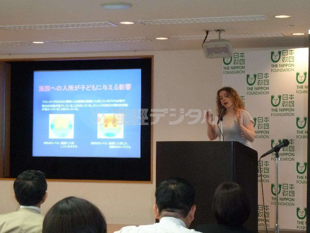 子供の家庭養護に関するシンポジウムで「家庭に勝る場所はない」と訴えるジョルジェット・ムルヘアさん＝２０１５年６月８日、東京都港区（日本財団撮影）
