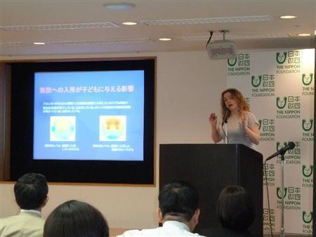 子供の家庭養護に関するシンポジウムで「家庭に勝る場所はない」と訴えるジョルジェット・ムルヘアさん＝２０１５年６月８日、東京都港区（日本財団撮影）