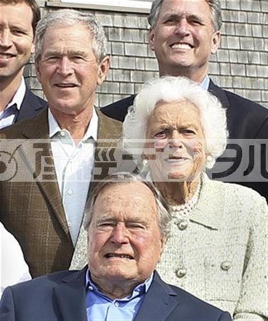 （前から）ジョージ・Ｈ・Ｗ・ブッシュ元大統領とその妻のバーバラさん、長男のジョージ・ブッシュ前大統領。６月８日のバーバラさんの誕生に撮影された＝２０１５年（ロイター）