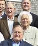 （前から）ジョージ・Ｈ・Ｗ・ブッシュ元大統領とその妻のバーバラさん、長男のジョージ・ブッシュ前大統領。６月８日のバーバラさんの誕生に撮影された＝２０１５年（ロイター）