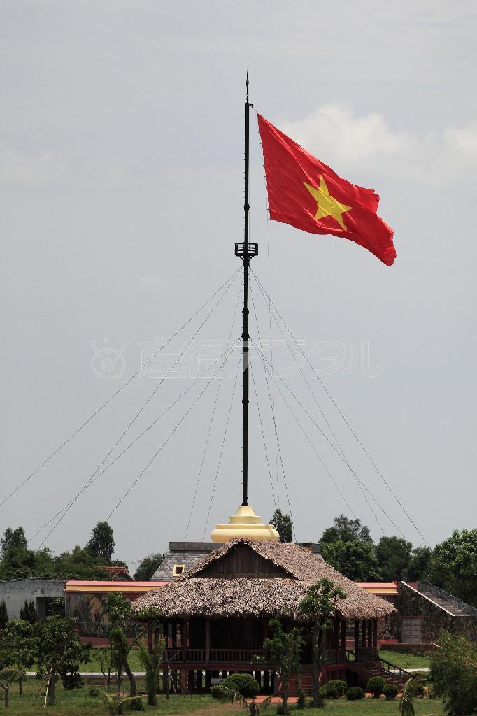 ヒエンルオン橋の北側に立つフラッグタワー。戦争時に米軍の空爆で壊れたものを再建した＝２０１５年５月１７日、ベトナム（佐藤良一さん撮影）