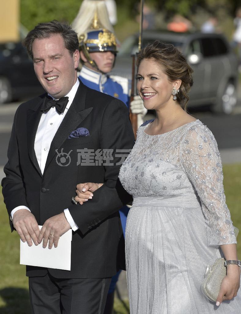スウェーデンのカール１６世グスタフ国王の末娘、マデレーン王女（右）と米実業家、クリス・オニール氏＝２０１５年６月１２日、スウェーデン・首都ストックホルム（ＡＰ）