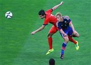 前半、ヘディングシュートする本田圭佑（けいすけ、右）＝２０１５年６月１６日、埼玉県さいたま市緑区の埼玉スタジアム（松永渉平撮影）