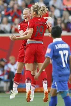 １次リーグのタイ戦で、得点を喜ぶドイツのレナ・ペーターマン（中央）ら＝２０１５年６月１５日、カナダ・マニトバ州ウィニペグ（ＡＰ）