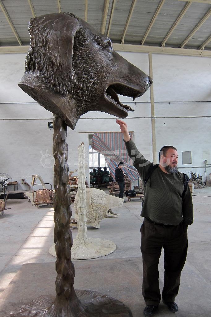 中国の現代芸術家、艾未未（アイ・ウェイウェイ）氏＝２０１０年３月１６日、中国・四川省成都市（ＡＰ）