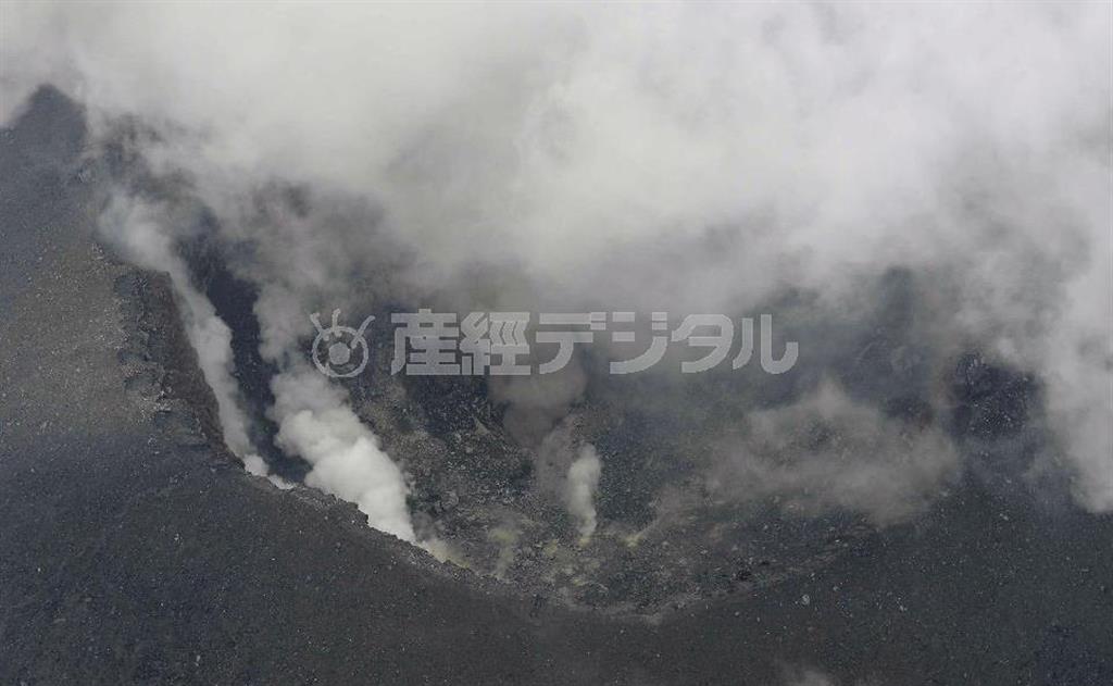 ごく小規模な噴火が起きた浅間山の火口付近＝２０１５年６月１６日午前１１時４４分、群馬、長野県境（共同通信社ヘリから撮影）