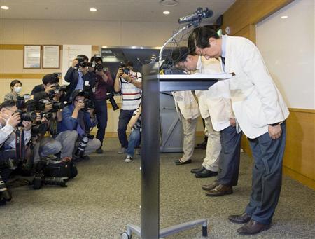 今月１４日、国民に謝罪するサムスンソウル病院関係者＝ソウル（聯合＝共同）
