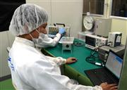 明星電気の宇宙関連機器は微細なちりの侵入を防ぐ「クリーンルーム」で開発・製造される＝群馬県伊勢崎市