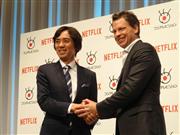 握手を交わすフジテレビの大多亮常務（左）とネットフリックスのグレッグ・ピーターズ社長＝１７日、東京都港区