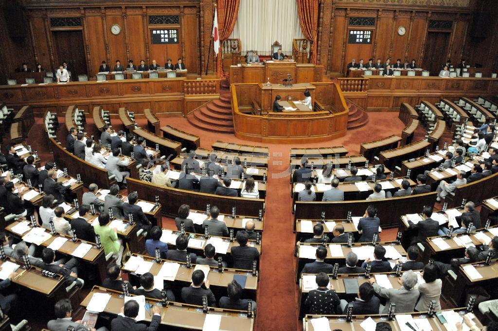 参院本会議で可決され、改正公職選挙法が成立。一礼する高市早苗（たかいち・さなえ）総務相（左奥壇上）＝２０１５年６月１７日午前、国会・参院本会議場（斎藤良雄撮影）