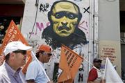 ギリシャの財政再建の一環となる、公営サービスの民営化に反対してデモ行進する労働者たち＝２０１５年６月１６日、ギリシャ・首都アテネ（ロイター）