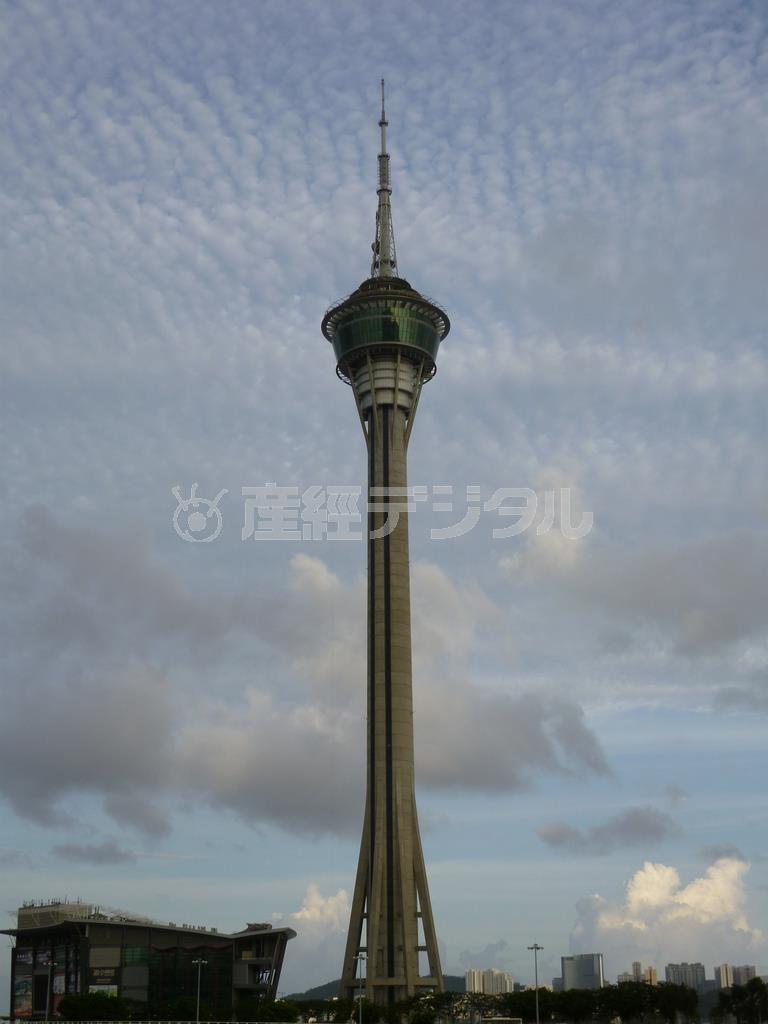 ひときわそびえるマカオタワー。バンジージャンプも体験できる＝２０１５年６月２日、中国・マカオ（巽尚之撮影）