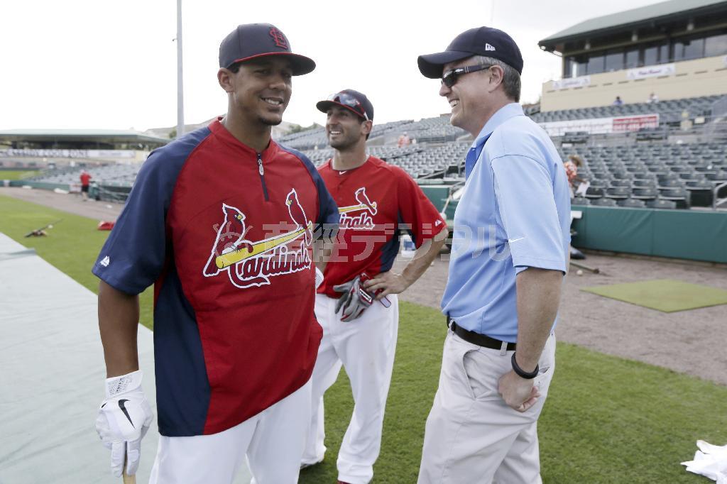 古巣カージナルスの選手と談笑するアストロズのジェフ・ルノーＧＭ（右）＝２０１３年２月２５日、米フロリダ州ジュピター（ＡＰ）