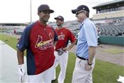 古巣カージナルスの選手と談笑するアストロズのジェフ・ルノーＧＭ（右）＝２０１３年２月２５日、米フロリダ州ジュピター（ＡＰ）
