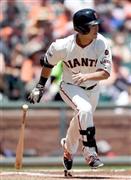 一回、中前打を放つジャイアンツ・青木宣親（のりちか）＝２０１５年６月１６日、米カリフォルニア州サンフランシスコ（ゲッティ＝共同）