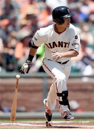 一回、中前打を放つジャイアンツ・青木宣親（のりちか）＝２０１５年６月１６日、米カリフォルニア州サンフランシスコ（ゲッティ＝共同）
