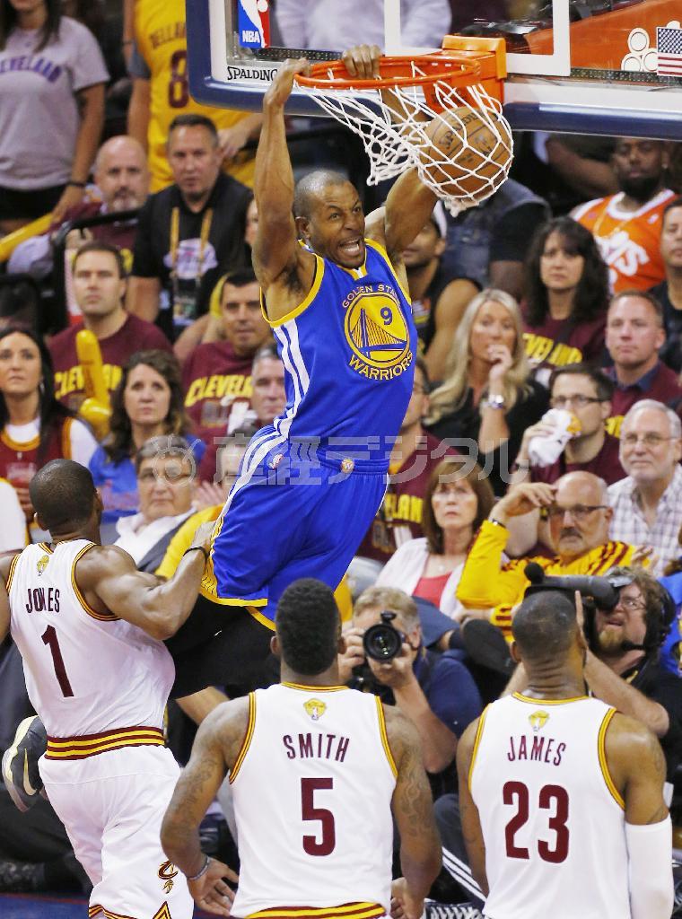 キャバリアーズ戦でダンクシュートを決めるウォリアーズのアンドレイ・イゴダラ（中央）＝２０１５年６月１６日、米オハイオ州クリーブランド（ＡＰ＝共同）