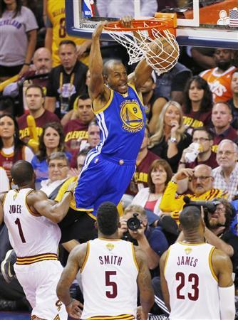 キャバリアーズ戦でダンクシュートを決めるウォリアーズのアンドレイ・イゴダラ（中央）＝２０１５年６月１６日、米オハイオ州クリーブランド（ＡＰ＝共同）